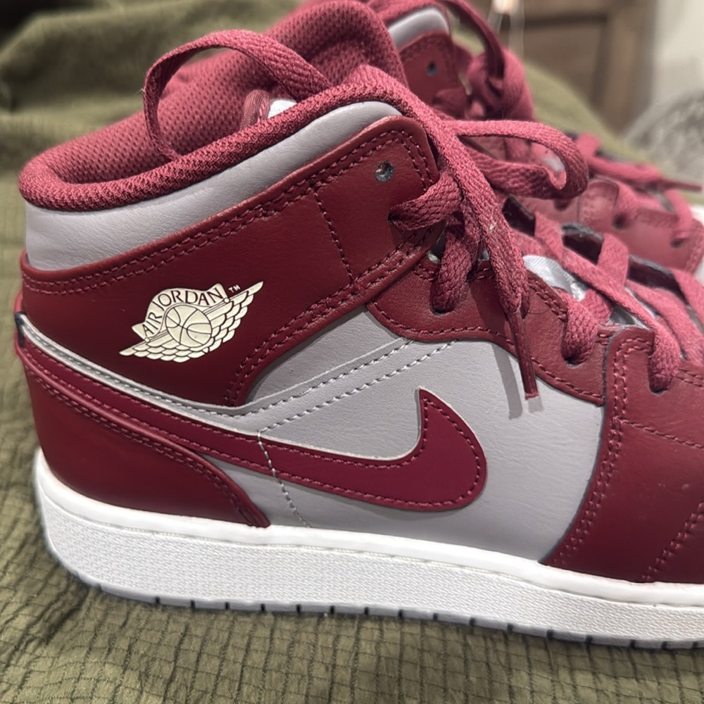 Hightop Jordans sneakers - Picture 2 of 4